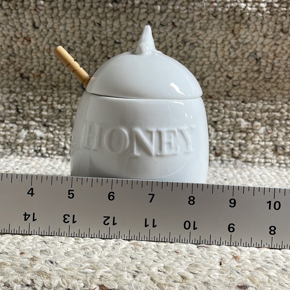 White Ceramic honey pot with lid and wooden beehive honeycomb dipper bee figure - Picture 6 of 6